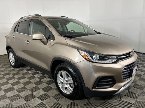 Used 2018 Chevrolet Trax LT w/ LT Convenience Package FWD image 4