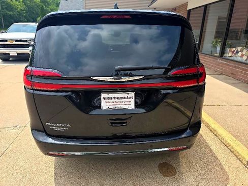 Used 2024 Chrysler Pacifica Touring-L image 28