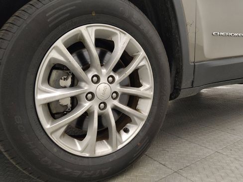 Used 2019 Jeep Cherokee Latitude w/ Cold Weather Group AWD/4WD image 31