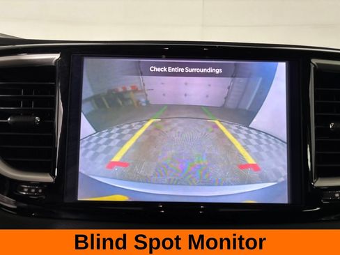 Used 2024 Chrysler Pacifica Touring-L FWD image 18