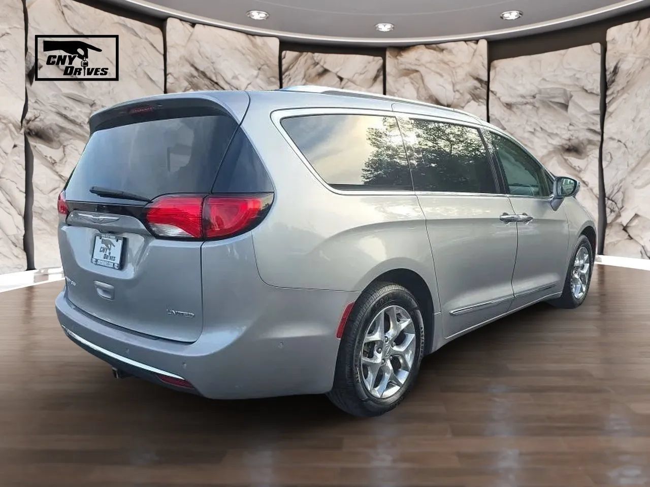 Used 2019 Chrysler Pacifica Limited w/ Advanced Safetytec Group FWD image 5