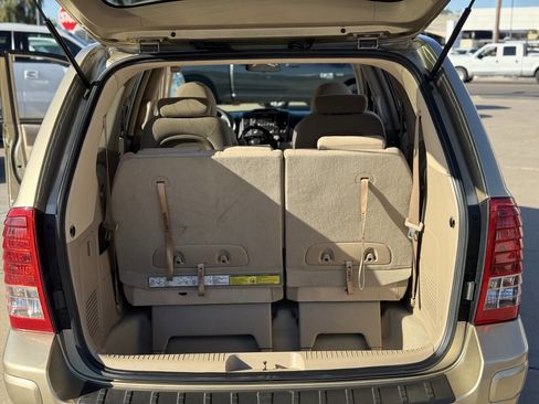 Used 2007 Hyundai Entourage Limited image 18