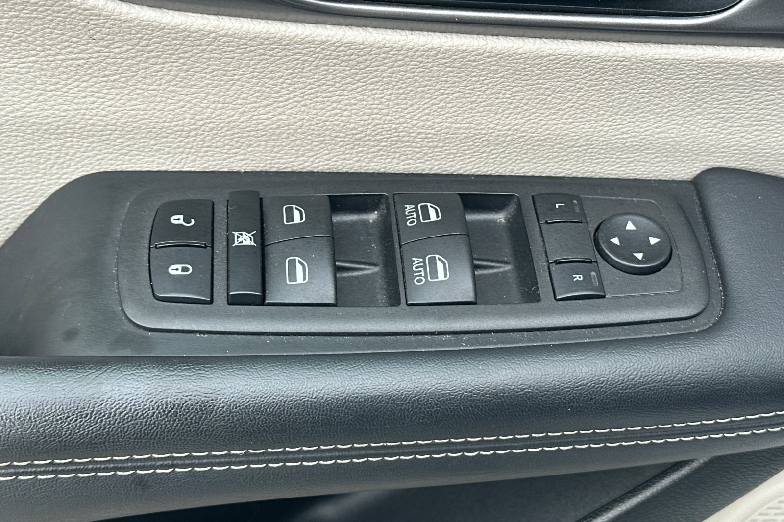 Used 2023 Chrysler Pacifica Touring-L FWD image 12