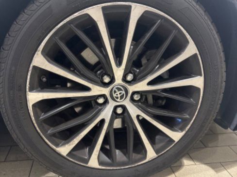 Used 2018 Toyota Camry SE image 5