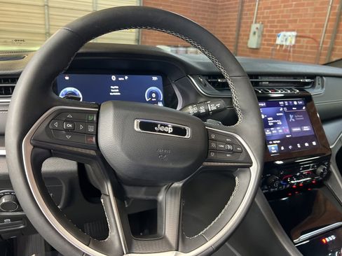 Used 2024 Jeep Grand Cherokee Altitude AWD/4WD image 28