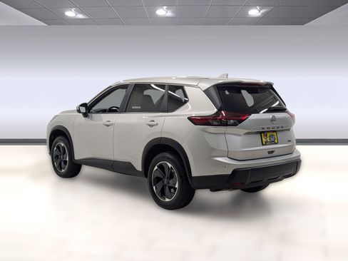 Used 2025 Nissan Rogue SV image 2