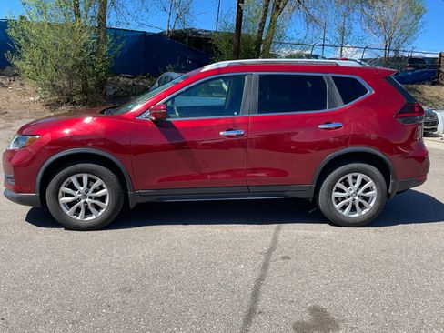 Used 2018 Nissan Rogue SV image 3