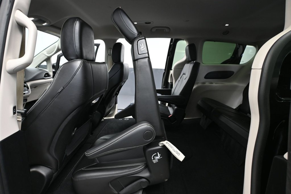 Used 2023 Chrysler Pacifica Touring-L AWD/4WD image 29