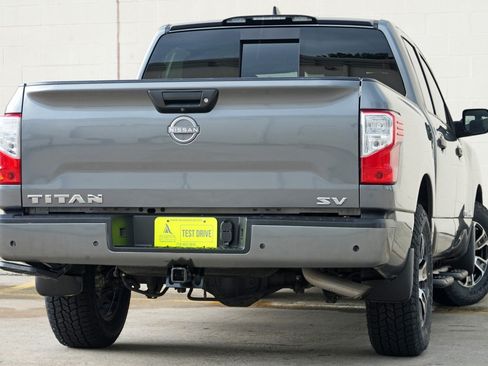 Used 2023 Nissan Titan SV w/ SV Convenience Package RWD image 4