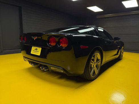 Used 2010 Chevrolet Corvette Coupe w/ 1LT RWD image 4