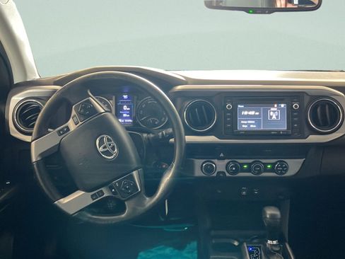 Used 2018 Toyota Tacoma SR5 AWD/4WD image 19