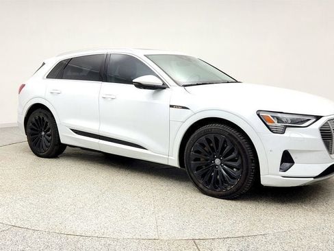 Used 2019 Audi e-tron Prestige w/ Prestige Package image 3