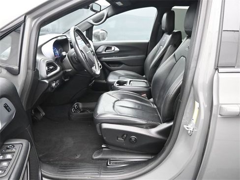 Used 2021 Chrysler Pacifica Touring-L w/ S Appearance Package image 24