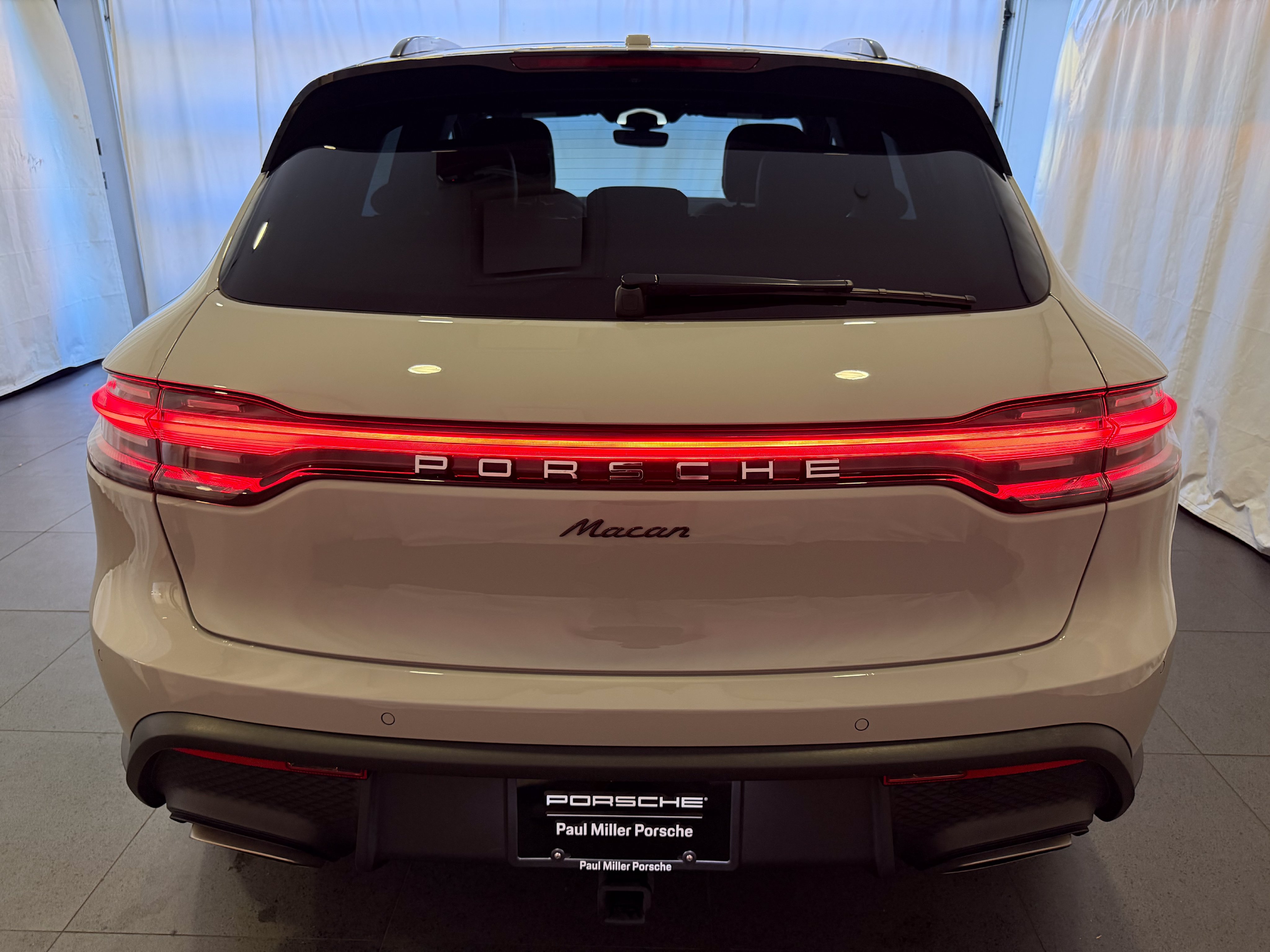 Certified 2026 Porsche Macan AWD/4WD image 8