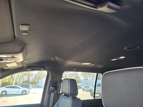 Used 2023 Chevrolet Suburban Premier image 21