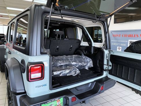 Used 2023 Jeep Wrangler Unlimited w/ Cold Weather Group AWD/4WD image 7