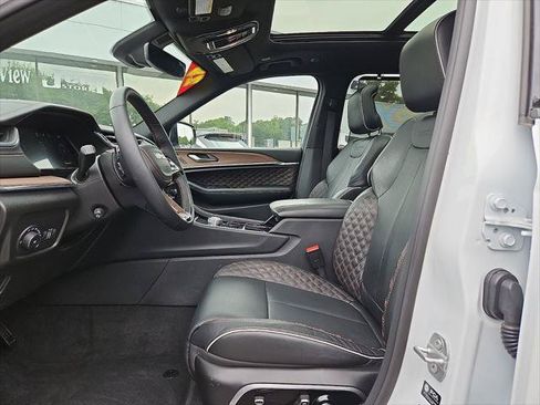 Certified 2025 Jeep Grand Cherokee Summit w/ Luxury Tech Group V AWD/4WD image 13