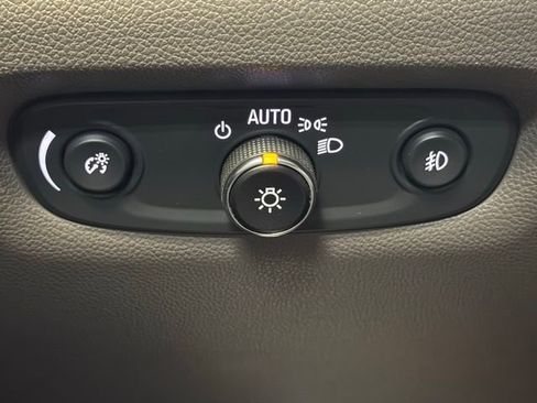 Used 2020 Chevrolet Traverse LT image 15