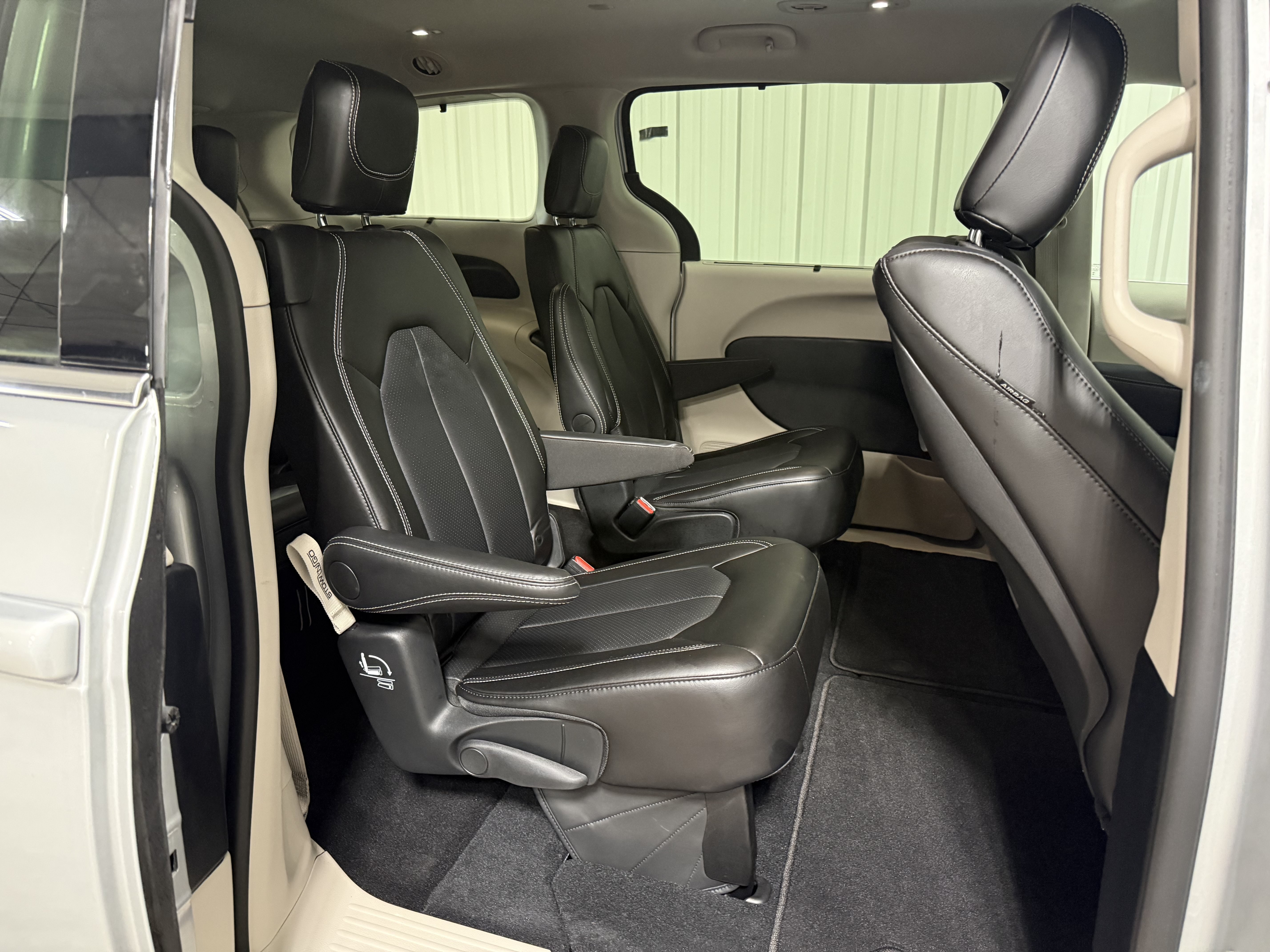 Used 2024 Chrysler Pacifica Touring-L w/ Uconnect Theater Family Group AWD/4WD image 8