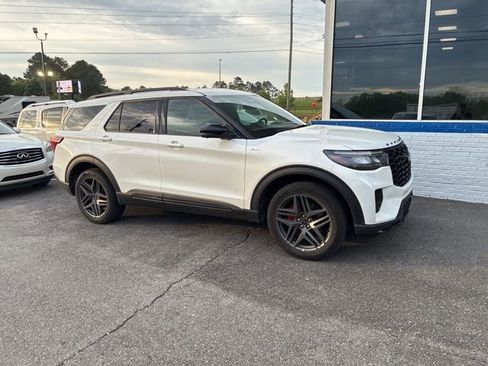 Used 2025 Ford Explorer ST-Line w/ ST-Line Street Pack image 14