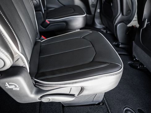 New 2026 Chrysler Pacifica Limited image 32