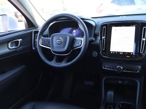 Used 2025 Volvo XC40 B5 Core image 12