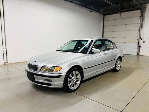 Used 2003 BMW 330xi Sedan AWD/4WD image 2