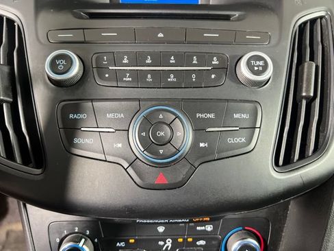Used 2016 Ford Focus SE w/ SE Power Seat Package FWD image 21