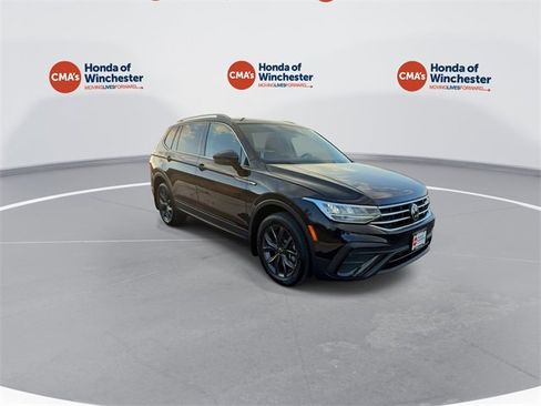 Used 2023 Volkswagen Tiguan SE image 2