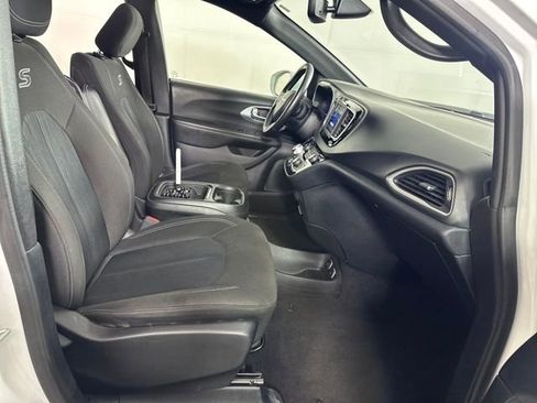 Used 2020 Chrysler Pacifica Touring w/ S Appearance Package image 28