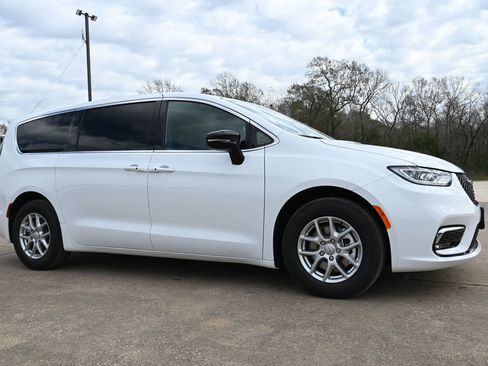 New 2026 Chrysler Pacifica Select image 5