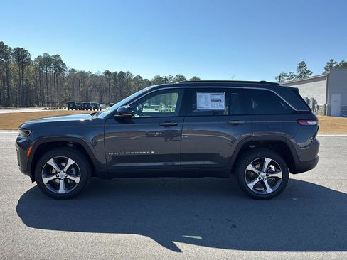 New 2026 Jeep Grand Cherokee Limited w/ Luxury Tech Group II RWD image 5
