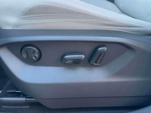 Used 2018 Volkswagen Tiguan SE w/ Panoramic Sunroof Package image 18