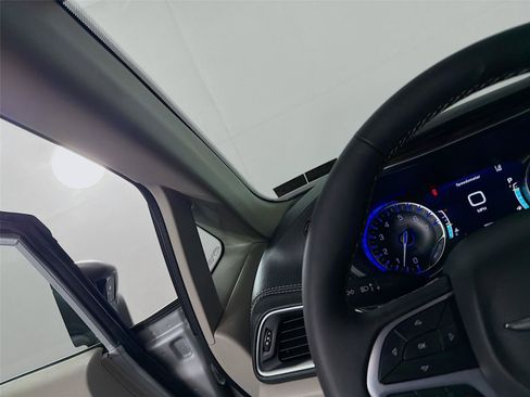 Used 2024 Chrysler Pacifica Limited FWD image 3