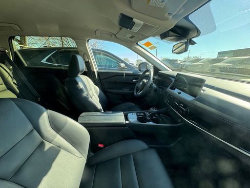 Used 2024 Nissan Rogue SL image 3