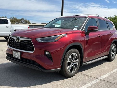 Certified 2025 Toyota Highlander XLE image 13