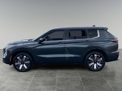Used 2025 Mitsubishi Outlander AWD image 2