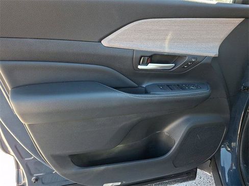 Certified 2025 Toyota Grand Highlander Platinum image 12