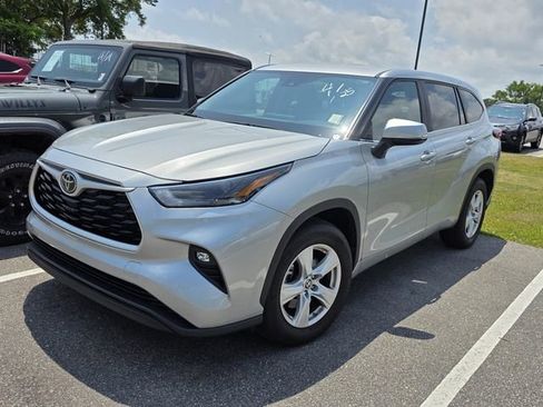 Used 2023 Toyota Highlander LE FWD image 14