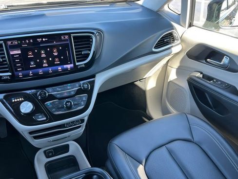 Used 2024 Chrysler Pacifica Touring-L FWD image 36