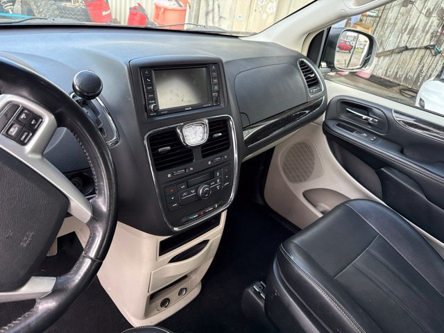 Used 2016 Chrysler Town & Country Touring FWD image 9