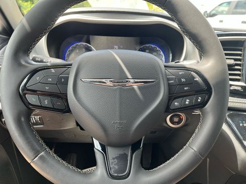 Used 2023 Chrysler Pacifica Touring FWD image 9