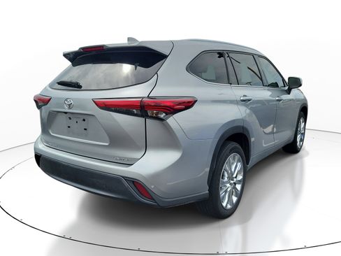 Used 2022 Toyota Highlander Limited FWD image 6