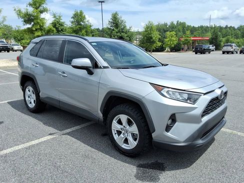 Used 2020 Toyota RAV4 XLE w/ Convenience Package FWD image 3