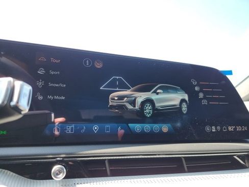 New 2025 Cadillac Optiq Luxury 2 image 36