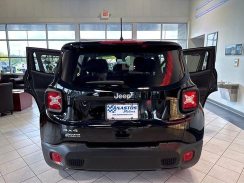 Used 2023 Jeep Renegade Latitude AWD/4WD image 12