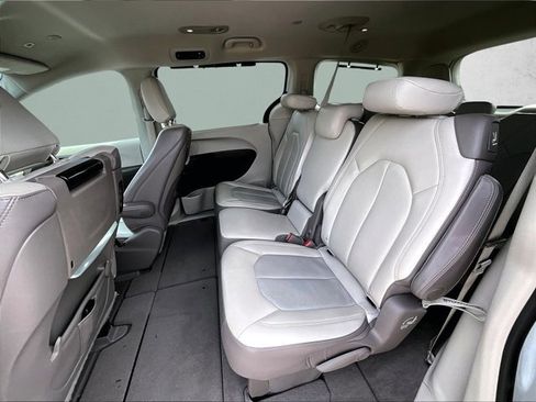 Used 2018 Chrysler Pacifica Touring-L Plus image 25