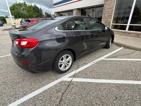 Used 2017 Chevrolet Cruze LT w/ Sun And Sound Package FWD image 5