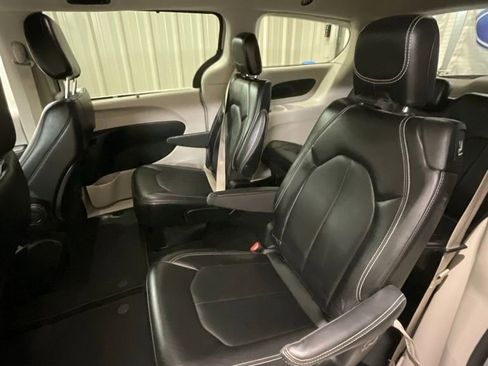 Used 2024 Chrysler Pacifica Touring-L image 11