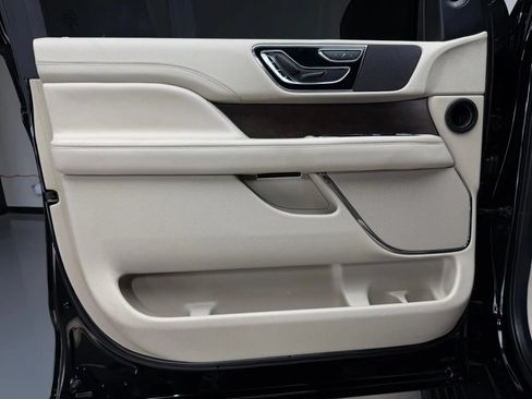 Used 2018 Lincoln Navigator Select AWD/4WD image 28
